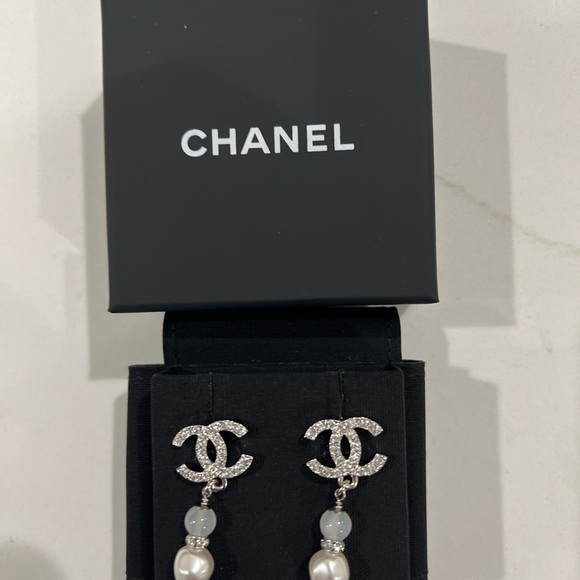 🔥CHANEL 🔥NEW COLLECTION White Drop Earrings with Iconic Logo and Pearl Elements - Picture 9 of 13